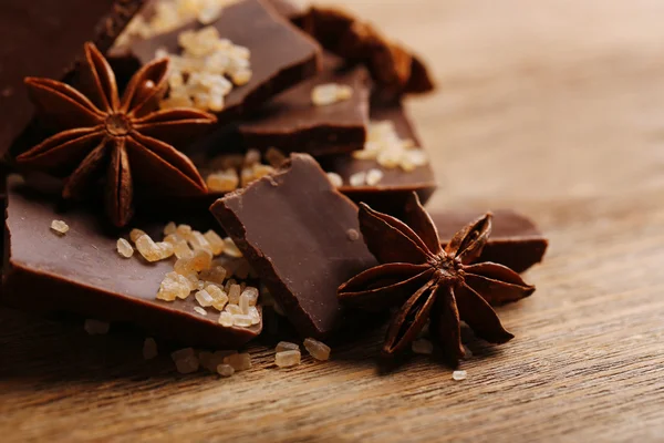 Части черного шоколада со специями — стоковое фото