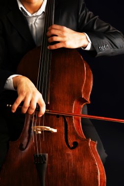 Üzerinde Çello çalan adam 