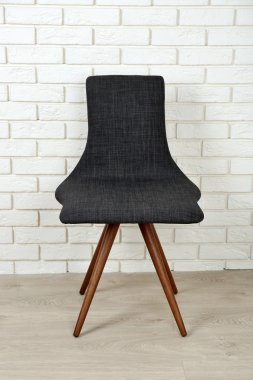 Tuğla duvar modern sandalye