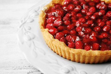 Ahududu, ahşap arka plan üzerinde ile tart