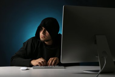 bilgisayar ile anonim Hacker 