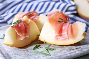 Parma ham ahşap tablo, closeup prosciutto ile kavun