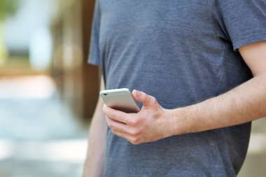 Adam tutarak akıllı cep telefonu 