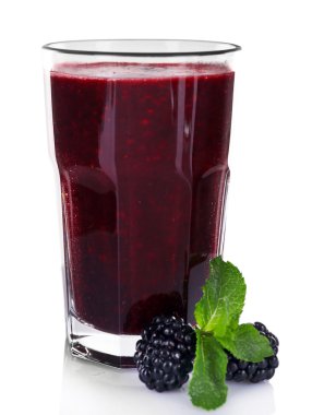 Bardak taze böğürtlen kokteyl ve üzerinde beyaz izole böğürtlen