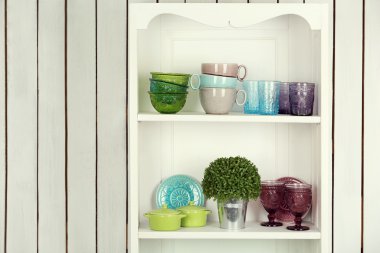 Temiz bardak, tabak ve çatal bıçak takımı