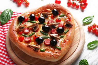 Lezzetli pizza ve kırmızı işaretli pamuk peçete ahşap arka plan üzerinde kalp şeklinde