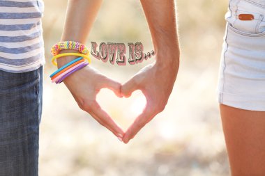 Sevgili çift el ele tutuşuyor