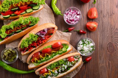 Sosisli sandviç ve craft kağıt closeup sebze