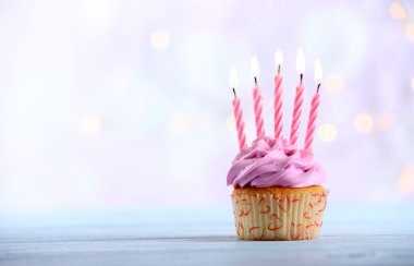 Mumlar ile lezzetli cupcakes