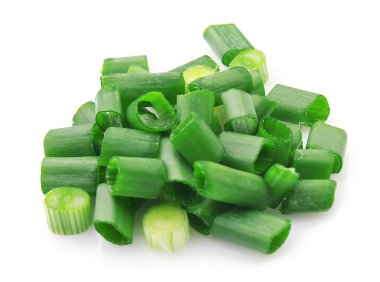 Beyaz arka plan üzerinde izole taze kıyılmış yeşil soğan