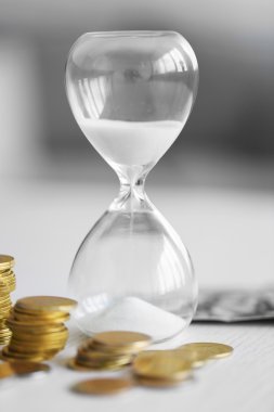 paralar ile antika kum saati  