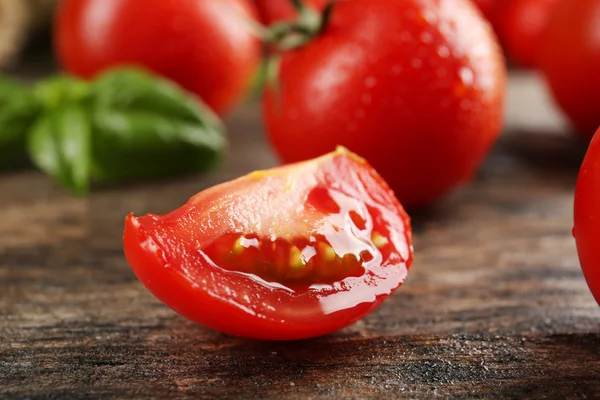 Cherry tomatoes with basil — Stock Photo, Image