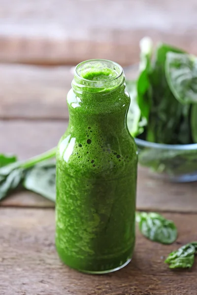 Glass bottle of spinach juice — Stock Photo, Image