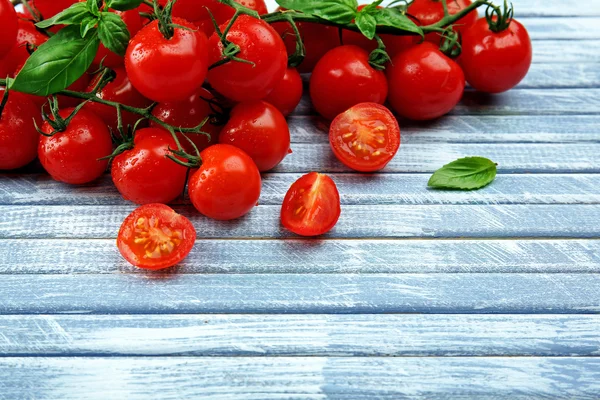 Cherry tomatoes with basil — Stock Photo, Image