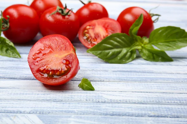 Frische Tomaten mit Basilikum — Stockfoto
