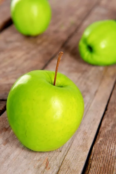 Ripe green apples on wooden table close up — Stock Photo, Image