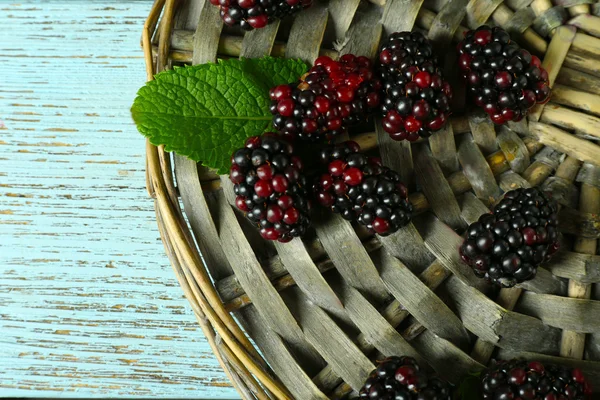 Montón de moras dulces con menta en la mesa de cerca — Foto de Stock