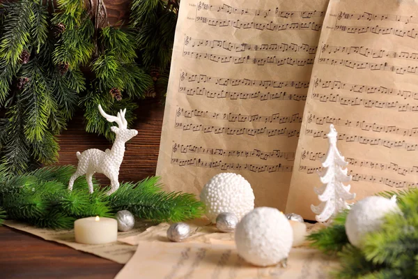 Музыкальные ноты с рождественским украшением — стоковое фото