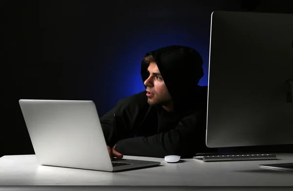 Hacker anonimo con computer — Foto Stock