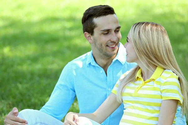 Jonge zwangere vrouw met echtgenoot — Stockfoto