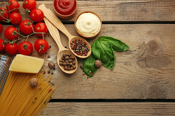 Nudelspaghetti mit Tomaten — Stockfoto