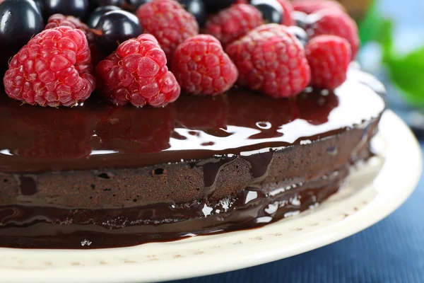 Вкусный шоколадный торт с летними ягодами, крупным планом — стоковое фото