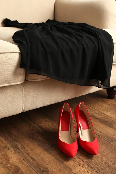 Rote Schuhe und schwarzes Kleid — Stockfoto