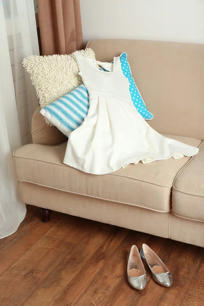 Frauenkleid auf dem Sofa — Stockfoto