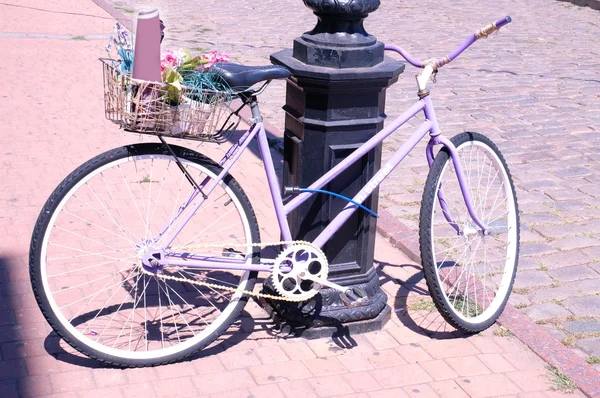 有花的旧自行车 — 图库照片