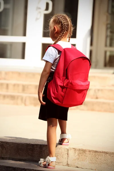 Μικρό κορίτσι κοντά σε σχολείο — Φωτογραφία Αρχείου