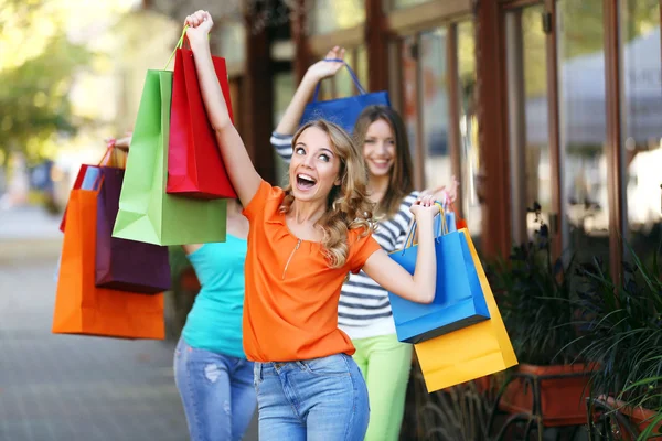 Vrouwen met boodschappentassen — Stockfoto