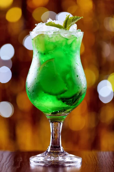 Bicchiere di cocktail con ghiaccio — Foto Stock