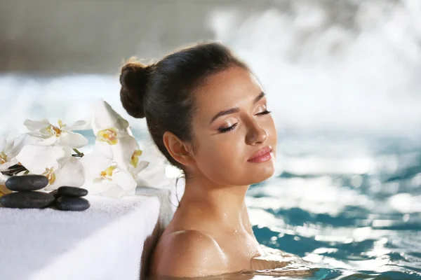 Hermosa mujer joven en la piscina — Foto de Stock