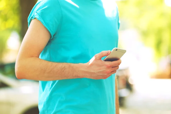 Mann hält Smartphone in der Hand — Stockfoto