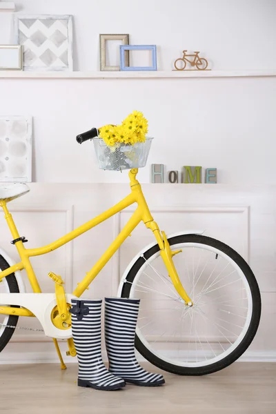 Yellow retro bicycle in bright room — Stock Photo, Image