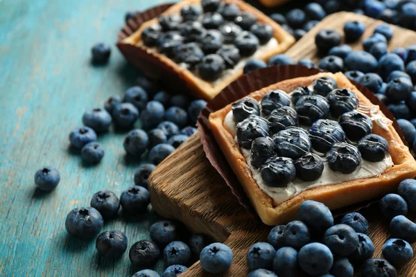 桌上的美食新鲜的蓝莓馅饼 — 图库照片