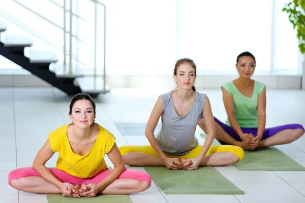 Unga kvinnor som utövar yoga — Stockfoto