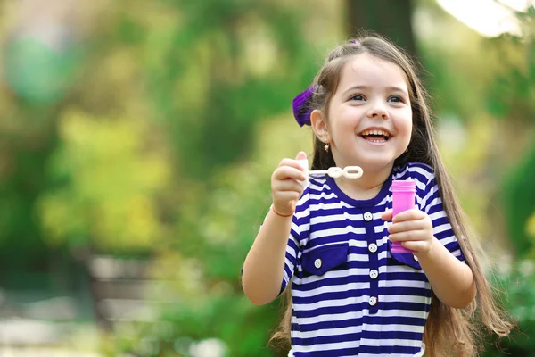Ευτυχισμένη κοριτσάκι με φυσαλίδες — Φωτογραφία Αρχείου
