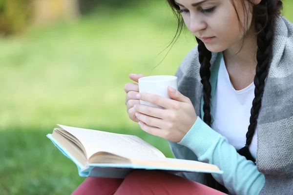 Jeune femme avec livre — Photo