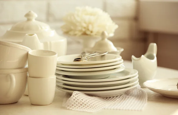 Pratos limpos na mesa — Fotografia de Stock