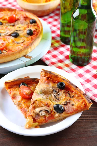 나무 테이블에 맥주와 함께 피자 슬라이스 — 스톡 사진
