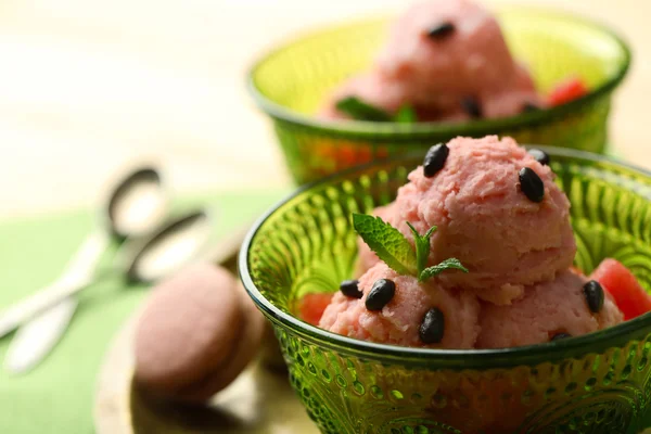 Gelato all'anguria in ciotole su sfondo di legno a colori — Foto Stock