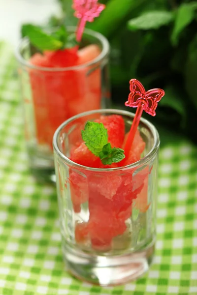 Kalte Wassermelonenstücke in Gläsern, auf Holztischhintergrund — Stockfoto