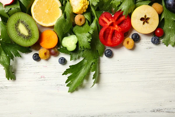 Симпатичный красочный букет нарезанных овощей и фруктов на светлом деревянном фоне, закрыть — стоковое фото