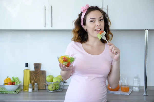 Donna incinta mangia insalata di vitamine — Foto Stock