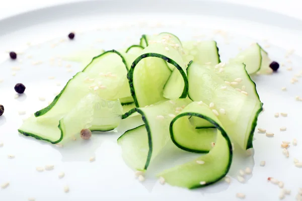 Salatalık yemek beyaz tabakta restoranda dilimlenmiş, yakın çekim — Stok fotoğraf
