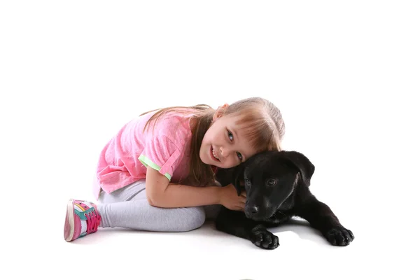 Menina bonito pouco com filhote de cachorro — Fotografia de Stock