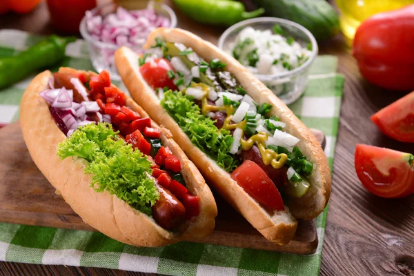 Hot dog e verdure sul tagliere di legno — Foto Stock