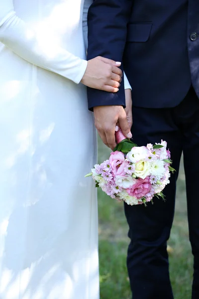 Noiva e noivo com buquê de casamento — Fotografia de Stock