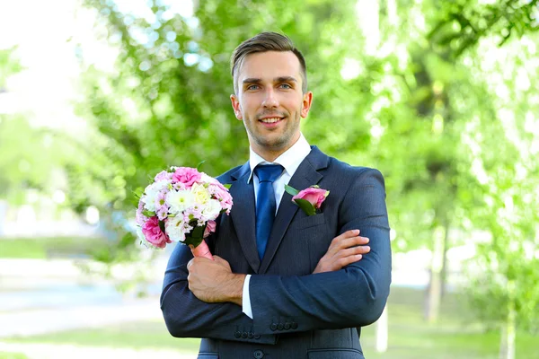 Noivo segurando buquê de casamento — Fotografia de Stock